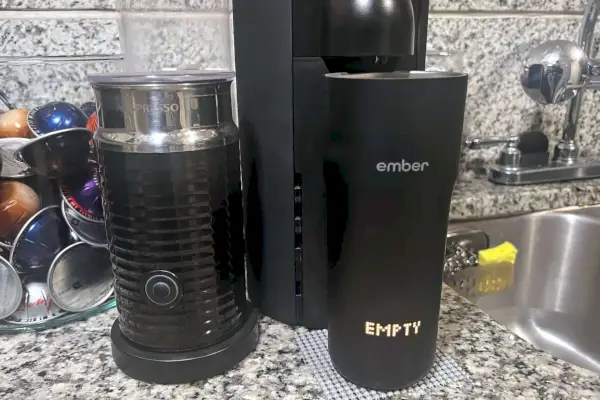 Prázdny cestovný hrnček Ember Travel Mug sa naplní vodou.