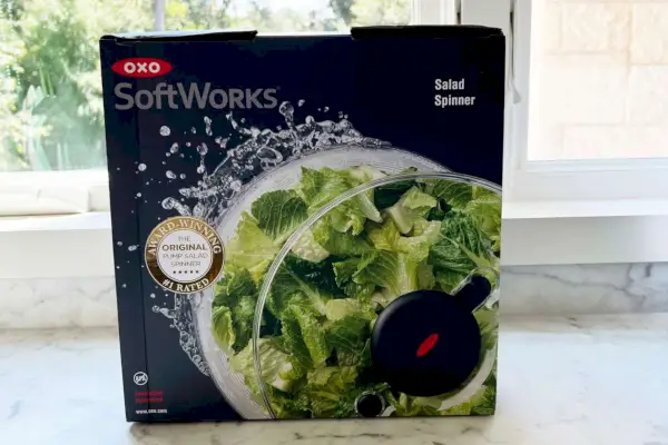 Pudełko na plastikową wirówkę do sałatek Oxo.