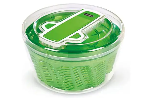 Wirówka do sałatek OXO Glass na blacie.