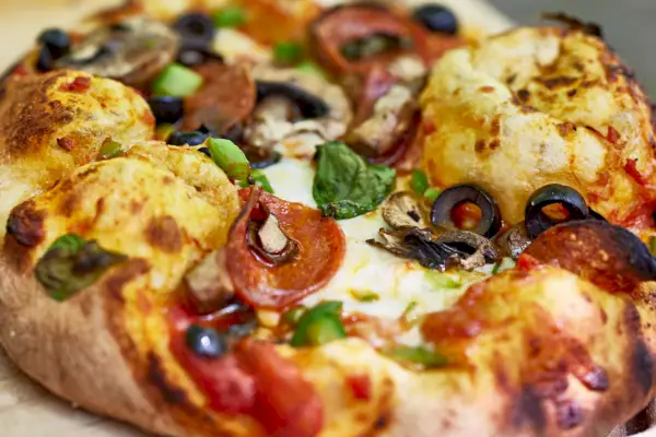 מכסה נירוסטה של ערכת תנור פיצה KettlePizza Pro על גריל גז