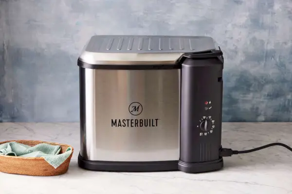 Masterbuilt MB20012420 Elektrická fritéza Parní kotel zobrazen na pultu vedle koše